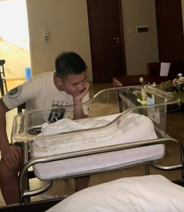 Nam cầu thủ CLB CAHN say sưa ngắm con trai vừa chào đời. Anh chàng phải ngủ sofa cả đêm kề cận, hỗ trợ bà xã 