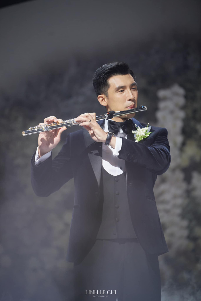 Thiếu gia Minh Đạt trổ tài thổi sáo tặng Midu trong lễ cưới vào tháng 6 vừa qua. 