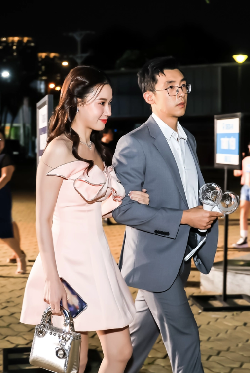 Tối ngày 13/7, Midu và thiếu gia Minh Đạt đã tham dự concert của Trung Quân. 