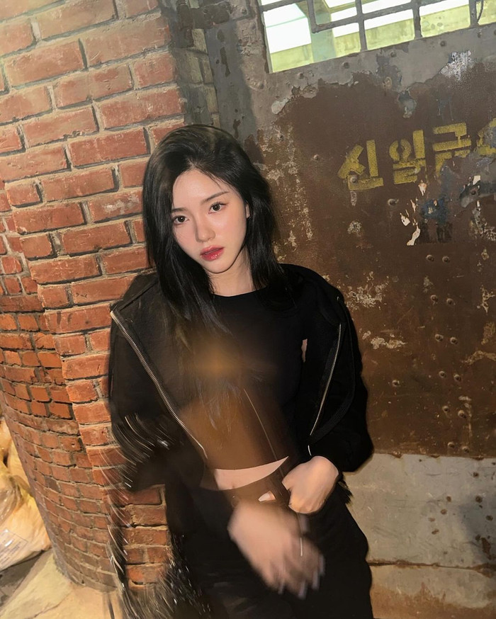 Phù hợp với tiết trời, Rayeon xuống phố với bản phối mang đậm phong cách monochrome thời thượng. Người đẹp phối croptop cộc tay cùng quần denim jeans dài cá tính. Khoác ngoài, cô chọn mẫu áo da khóa bạc phom ngắn có chất liệu dày dặn. Đồng điệu, Rayeon xách tay chiếc túi bản vừa tông đen.