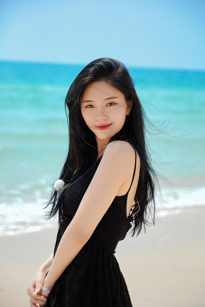 Xuyên suốt thời gian sự kiện chính đến về nhà chung, Rayeon luôn diện những items có tông đen chủ đạo. Lượt xem dòng thời gian trên tài khoản mạng xã hội của người đẹp, có thể thấy, gam màu trung tính này rất được lòng cô trong nhiều năm qua.  