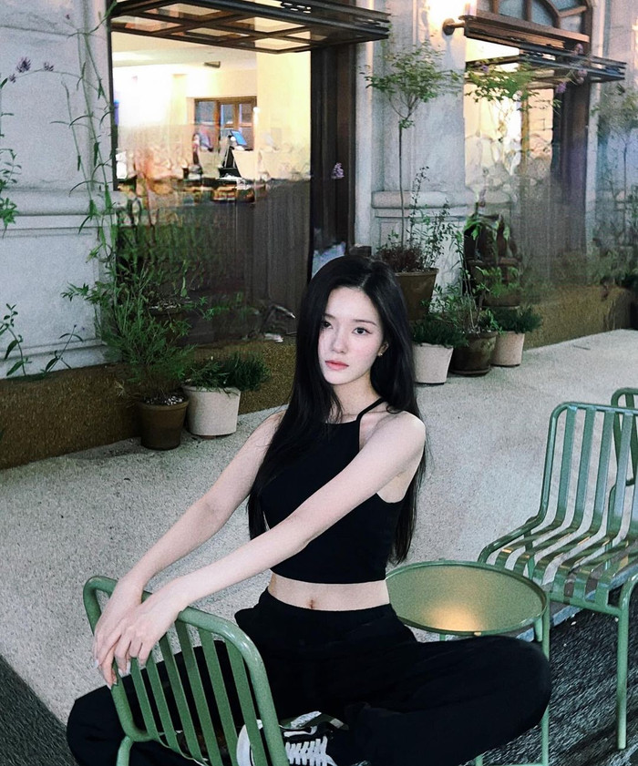 Sau khi lên sóng, không ít khán giả nhận ra thân phận của Lee Rayeon. Trước thềm rẽ hướng sự nghiệp, Rayeon được biết đến với vai trò thành viên nhóm nhạc Kpop. 