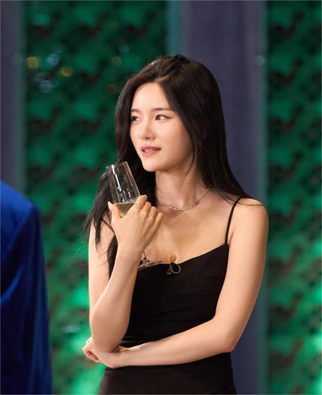 Ngày đầu tham gia chương trình, Lee Rayeon chọn cho mình mẫu váy lụa suông tông đen hai dây bản mảnh. Chi tiết đi viền táo bạo ở mặt sau giúp cô tôn trọn tấm lưng trần mịn màng, không tì vết. Ở góc quay cận, khán giả không khỏi xuýt xoa trước khung xương quai xanh thon gọn và nước da trắng ngần của mỹ nhân Hàn Quốc.