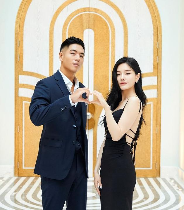 Sau lớp mặt nạ thần bí, người đẹp Kendall Jenner được giới thiệu với tên Lee Rayeon, quốc tịch Hàn Quốc. Hiện tại, Rayeon đang hoạt động với vai trò người mẫu tại thị trường nội địa.  