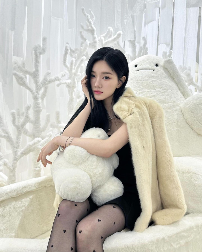 Lee Rayeon sinh năm 2001 tại Gwangju, Gyeonggi, Hàn Quốc. Giai đoạn thiếu niên, cô có thời gian sống và học tập tại Quảng Châu, Trung Quốc. Ngày trở về nước, cô nhập học chuyên ngành diễn xuất tại Học viện Nghệ thuật Seoul.  