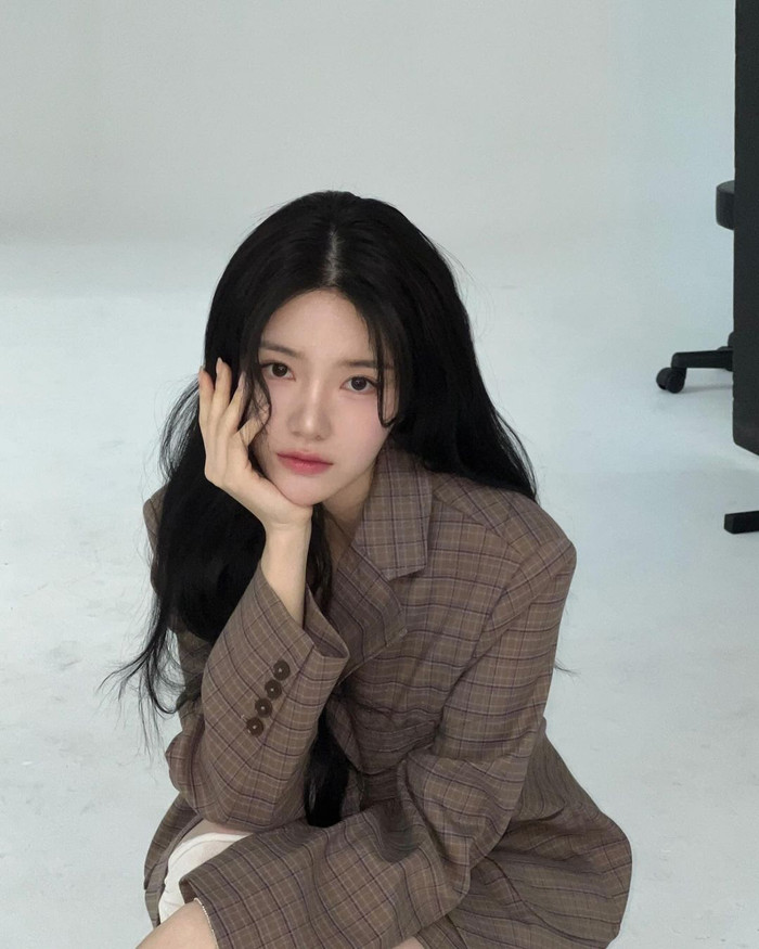 Năm 2023, Lee Rayeon trở lại làng giải trí với vai trò người mẫu chuyên nghiệp. Hiện, cô là thành viên trực thuộc công ty Leaders Entertainment. Hơn một năm chuyển hướng sự nghiệp, người đẹp được nhiều nhãn hàng “chọn mặt gửi vàng” xuất hiện trong nhiều chiến dịch quảng bá sản phẩm.  