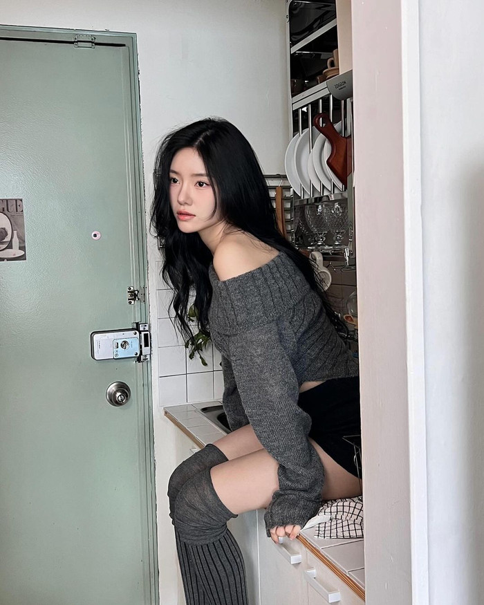 Tháng 4/2020, Lee Rayeon ra mắt trong nhóm nhạc FANATICS. Lúc bấy giờ, người đẹp sinh năm 2001 được đánh giá cao bởi visual nổi bật trong dàn thành viên. Sau hai năm ra mắt thị trường âm nhạc, FANATICS phải nói lời chào tạm biệt khán giả. Công ty chủ quản FENT Entertainment cũng âm thầm đóng các tài khoản mạng xã hội của nhóm.