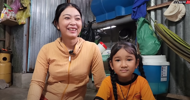 Chị Tuyền và con gái Bảo Ấn