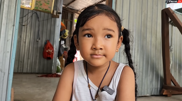 Bé Bảo Ấn ngày càng thông minh và có thể đỡ đần việc nhà