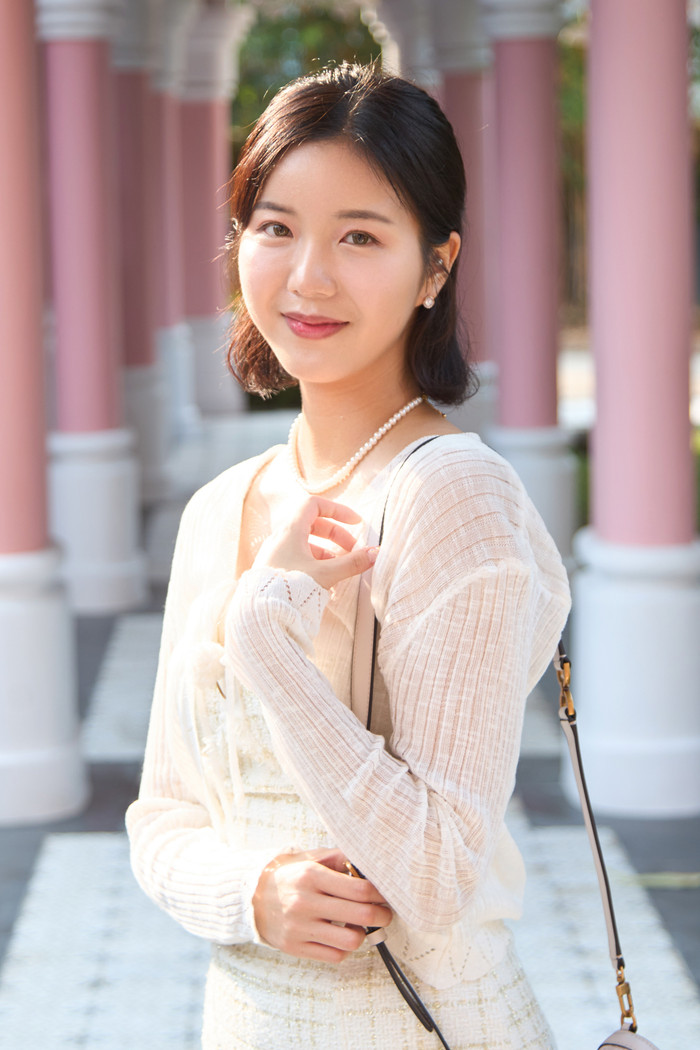 Lee Hooyeon với mái tóc ngắn cá tính nhưng thần thái lại mang sự dịu dàng, nhẹ nhàng.