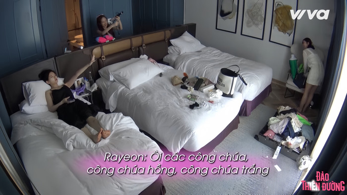 Rayeon từng thể hiện sự ghen tỵ khi chứng kiến hai người bạn cùng phòng xúng xính chuẩn bị đi hẹn hò với Micheal Trương và Minuk