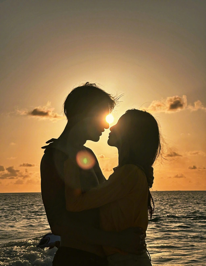 Hoàng Tử Thao và Từ Nghệ Dương khoe khoảnh khắc tình tứ, xác nhận hẹn hò.