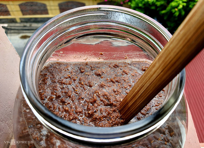 Mắm cáy được chế biến công phu (Ảnh VnExpress)