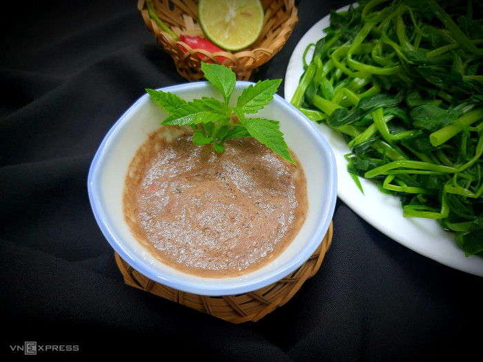 Mắm cáy chấm rau luộc thơm ngon (Ảnh VnExpress)