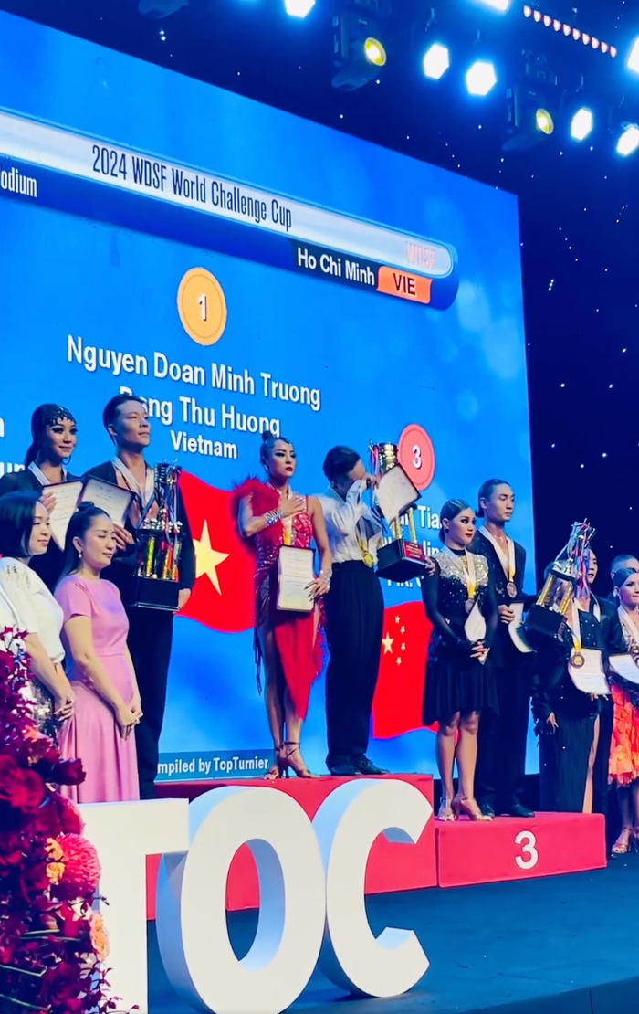 Phan Hiển bật khóc trước hàng nghìn khán giả, vận động viên trong và ngoài nước có mặt tại nhà thi đấu Quân khu 7 (TP HCM).