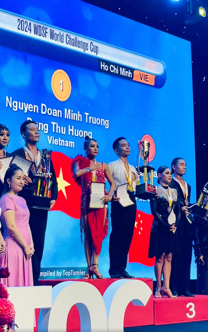 Khoảnh khắc Phan Hiển - Thu Hương trên bục nhận huy chương. 