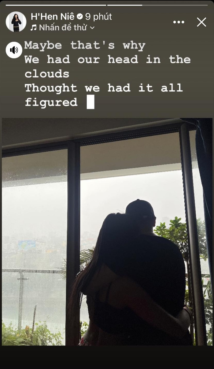 H'Hen Niê đăng ảnh ôm ấp bạn trai. Ảnh chụp màn hình