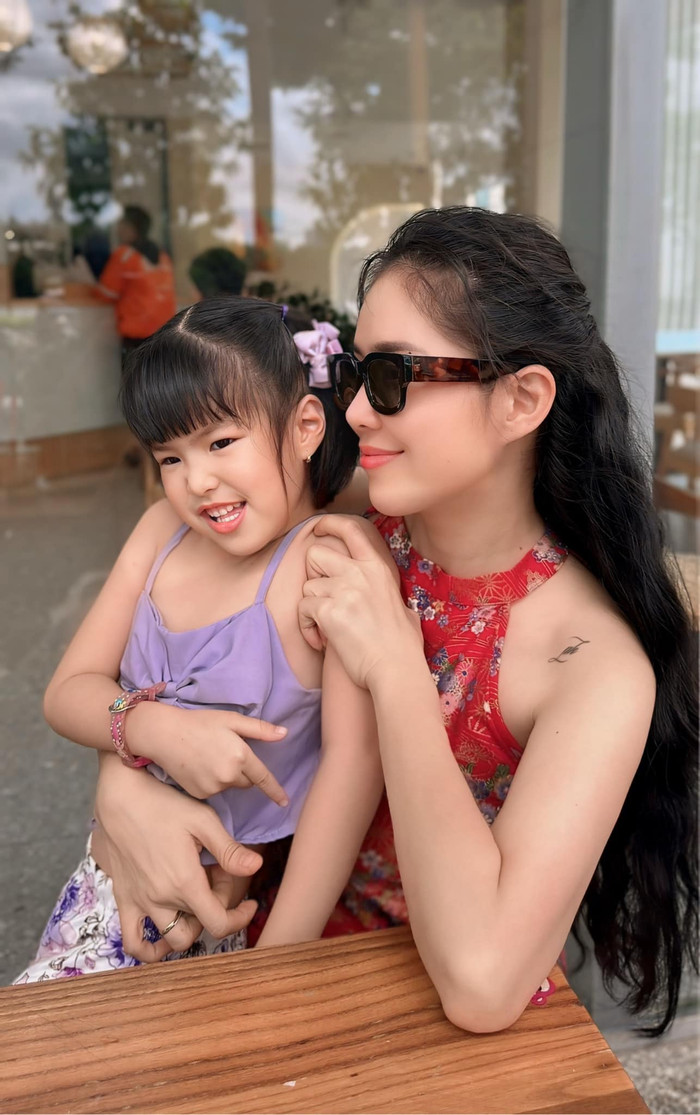 Bên cạnh con trai Cà Pháo, con gái út của Lê Phương cũng có ngoại hình sáng, chiều cao nổi bật.