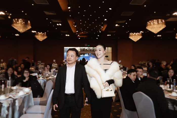 Trước khi Phương Oanh sinh con, Shark Bình từng đưa vợ tham gia tiệc liên hoan của công ty. Ảnh: FBNV