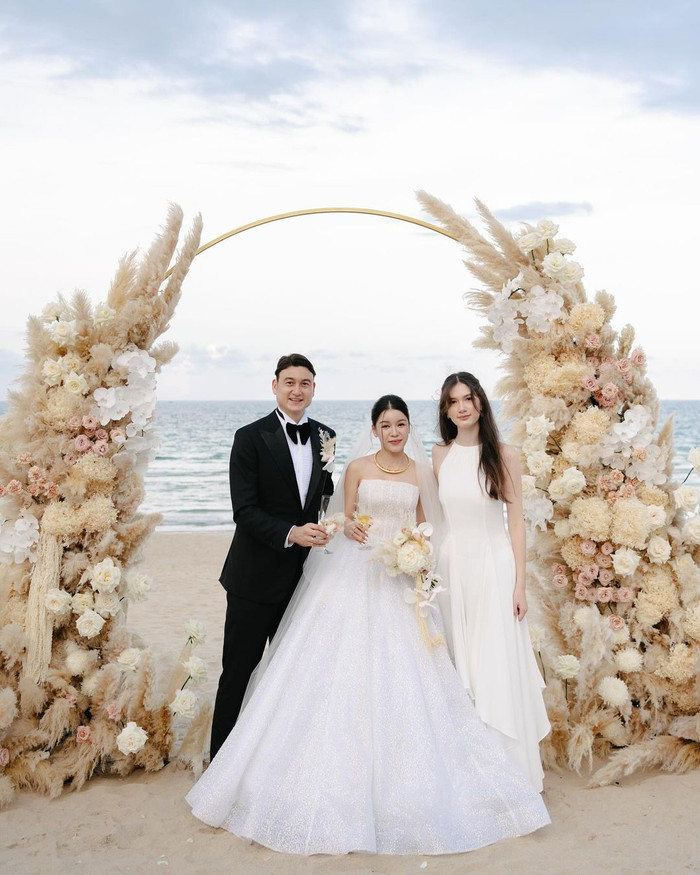 Những ngày qua, thước ảnh trong hôn lễ riêng tư của Đặng Văn Lâm và Yến Xuân nhận được quan tâm từ công chúng. Bên cạnh cặp đôi dâu rể, em gái ruột của thủ môn Đặng Văn Lâm cũng trở thành nhân vật được khán giả nhắc đến nhiều.