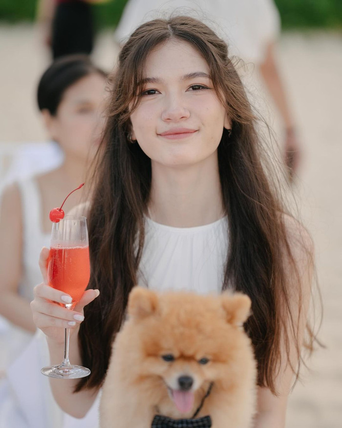 Được biết, em gái Đặng Văn Lâm sinh năm 2007. Ở thời điểm hiện tại, Thanh Giang được ghi nhận chiều cao chạm mốc 1m77. Không chỉ gây ấn tượng với đôi chân dài cực phẩm, cô còn thu hút ánh nhìn bởi gương mặt ngọt ngào, trong trẻo.