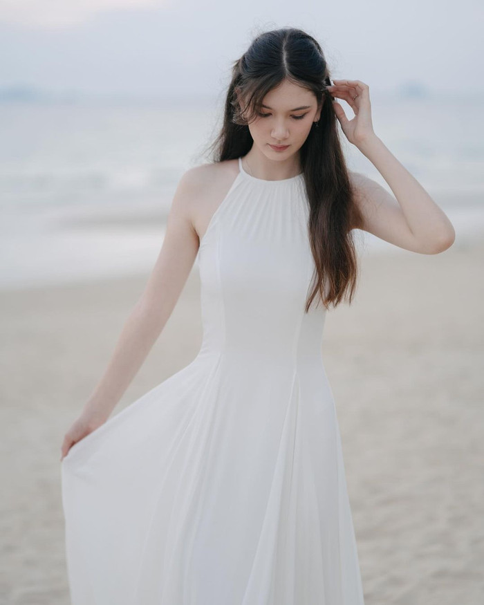 Nước da trắng sứ và khung xương quai xanh thon gọn của Thanh Giang khiến hội chị em không khỏi xuýt xoa.