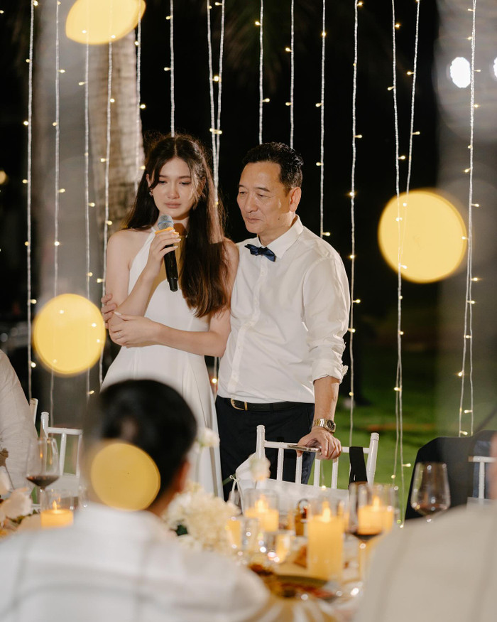 Ba Đặng Văn Lâm an ủi con gái nhỏ khi thấy cô bé khóc nhiều trong buổi tiệc. 