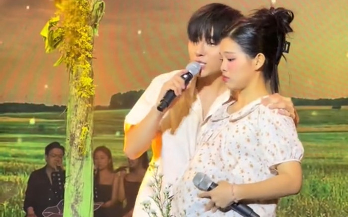 Con gái nuôi Phi Nhung xuất hiện với bụng bầu trên sân khấu Ảnh 2