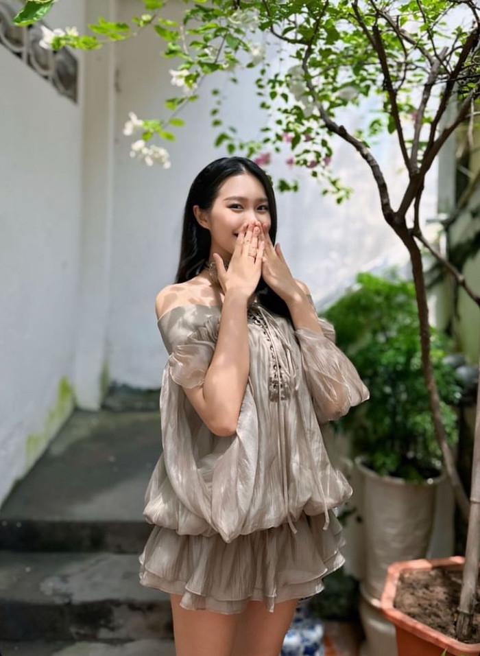 Vợ Đoàn Văn Hậu diện váy thùng thình, giấu dáng hậu hạ sinh con đầu lòng.