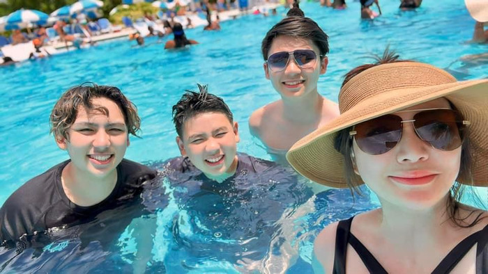 Nữ ca sĩ thường xuyên đưa các con đi du lịch để trải nghiệm, gắn kết tình cảm.