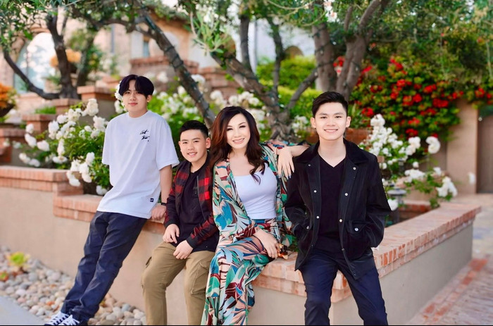 4 mẹ con nhà Trizzie Phương Trinh được nhận xét 'đẹp như tranh'.