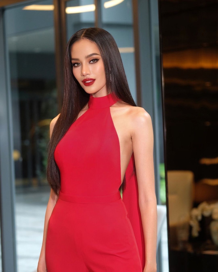 Tân Hoa hậu Hoàn vũ Thái Lan hiện đang là sinh viên tại Đại học Thammasat, chuyên ngành Quan hệ Quốc tế. Cô từng tham gia cuộc thi vào năm 2022 và đạt được danh hiệu Á hậu 2 khi vừa tròn 18 tuổi. 