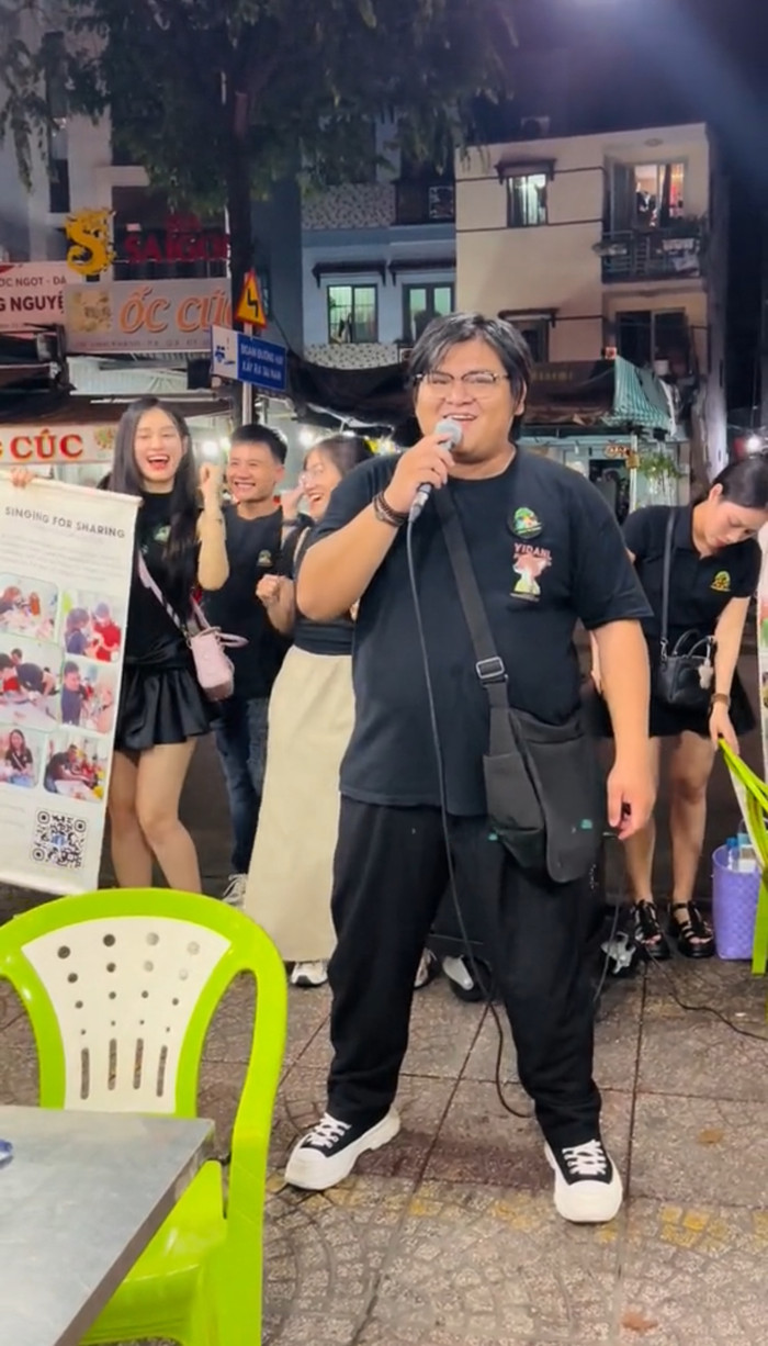 Hình ảnh ca sĩ Ôn Vĩnh Quang được bắt gặp hát ở một quán nhậu vỉa hè. (Ảnh chụp màn hình TikTok hatdesechiavn).