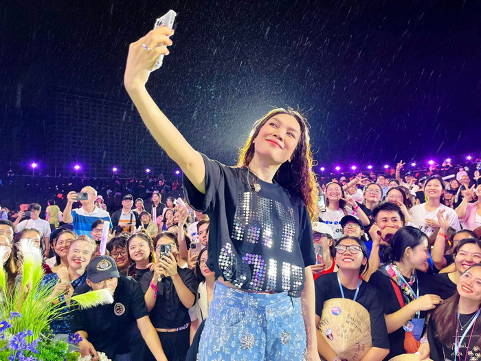 Mỹ Tâm có hành động ấm lòng dành cho một khán giả nước ngoài trong liveshow Ảnh 3