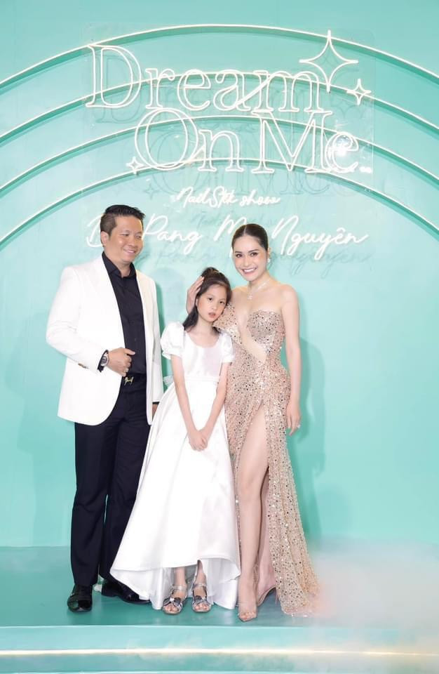 Vợ chồng Đoàn Di Băng và con gái cả