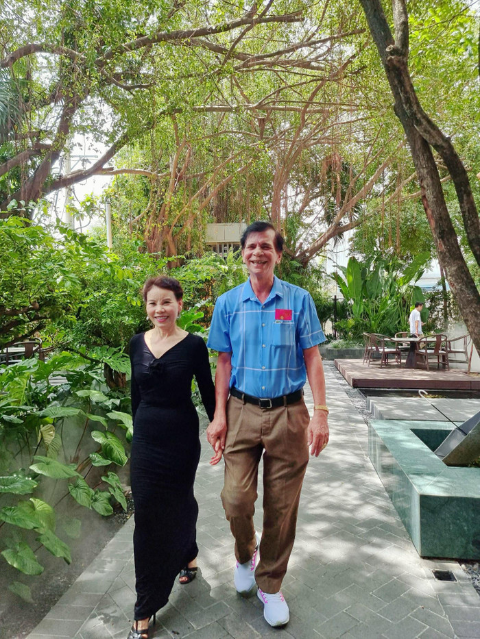 Bố ruột của Hồ Ngọc Hà được nhận xét là phong độ ngời ngời ở tuổi 72.