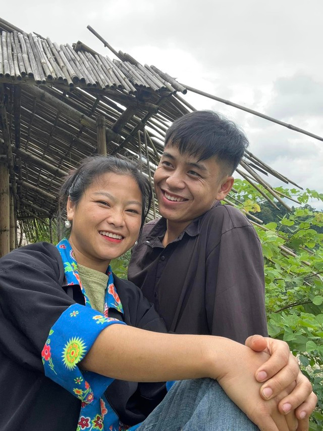 Vợ chồng Sùng Bầu kết hôn khá sớm. Giờ đây, cặp đôi đã có 1 em bé đầu lòng cực ngoan ngoãn, đáng yêu.