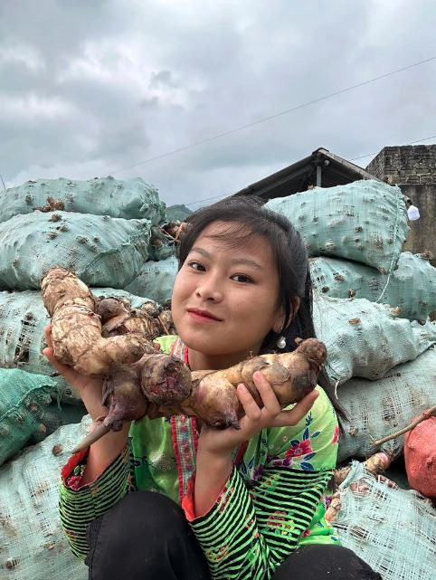 Sùng Bầu được mọi người đặt cho biệt danh 'bà trùm miếng dong'