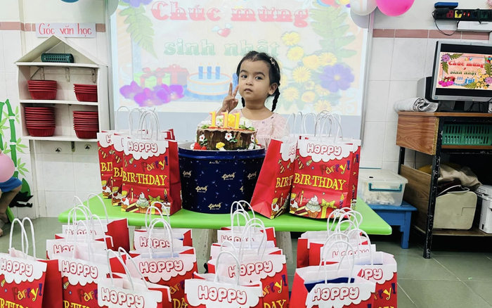 Võ Hạ Trâm hào hứng ghi lại mọi khoảnh khắc của con gái. Ảnh: FBNV