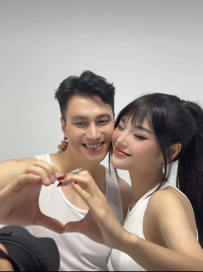 Việt Anh chính thức công khai tình tứ bên 'bạn gái' kém tuổi Ảnh 3