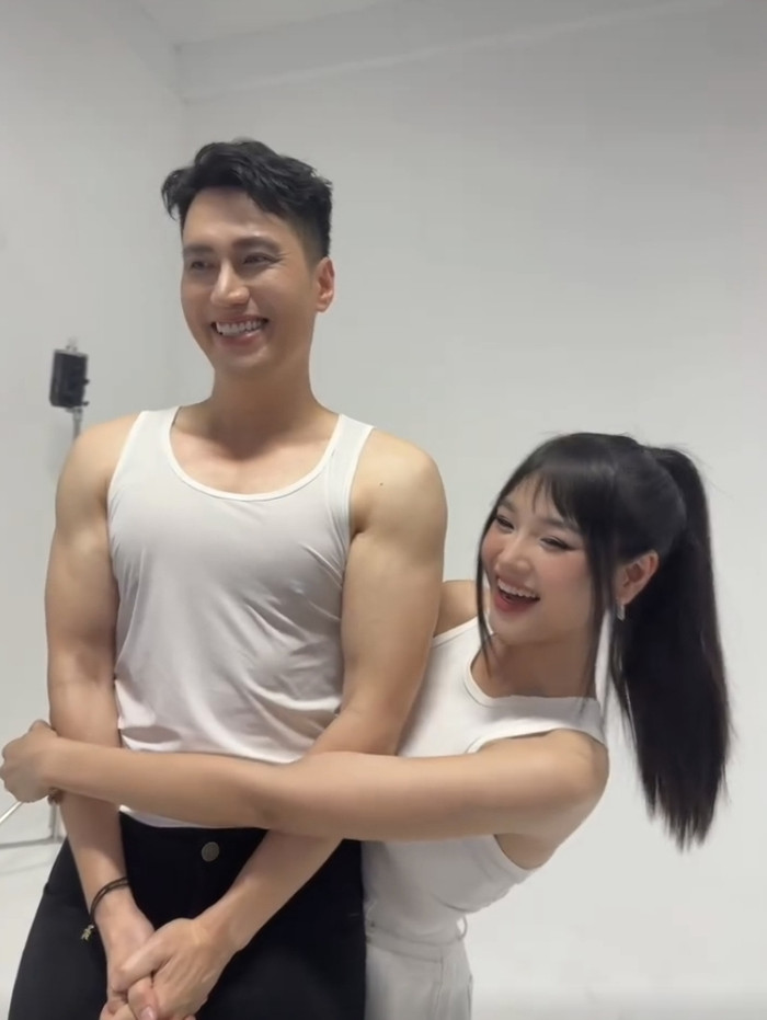 Cả 2 đã có phút giây vui vẻ bên nhau.