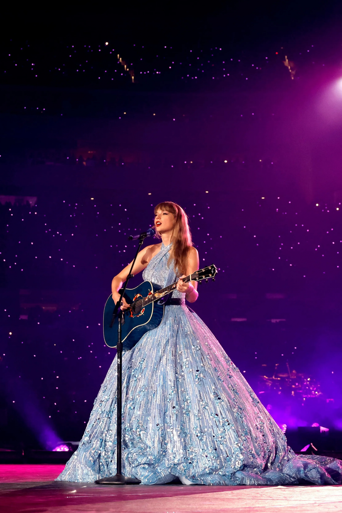 Taylor Swift xúc động khi quay lại Ý biểu diễn sau hơn chục năm Ảnh 1