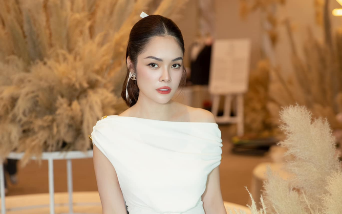 Dương Cẩm Lynh tất bật với lịch trình công việc dày đặc. Ảnh: FBNV