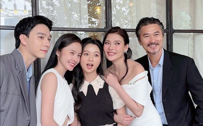 'Ông xã' Thúy Diễm sánh đôi cùng vợ, khoe nhan sắc cực phẩm 'xinh ngoan yêu' của các con Ảnh 2