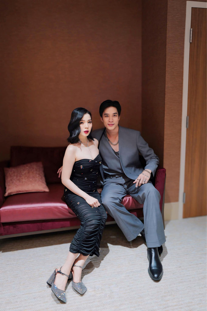 Lệ Quyên quyến rũ bên cạnh Mạnh Đồng.
