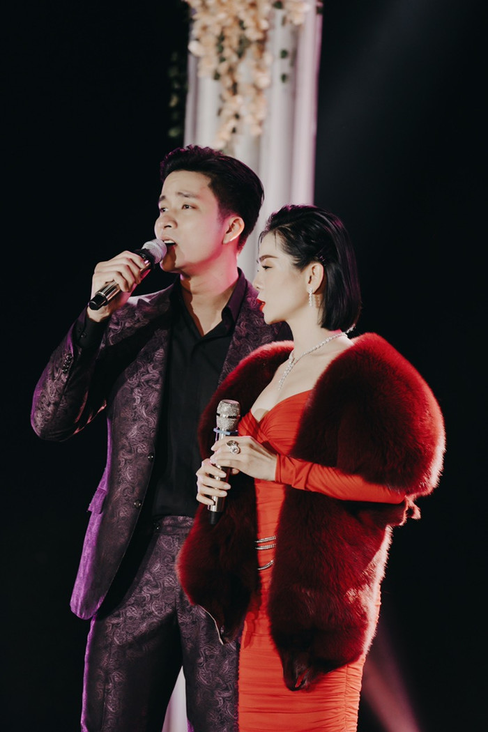 Lệ Quyên và Mạnh Đồng nhiều lần kết hợp ăn ý khi đứng chung sân khấu.