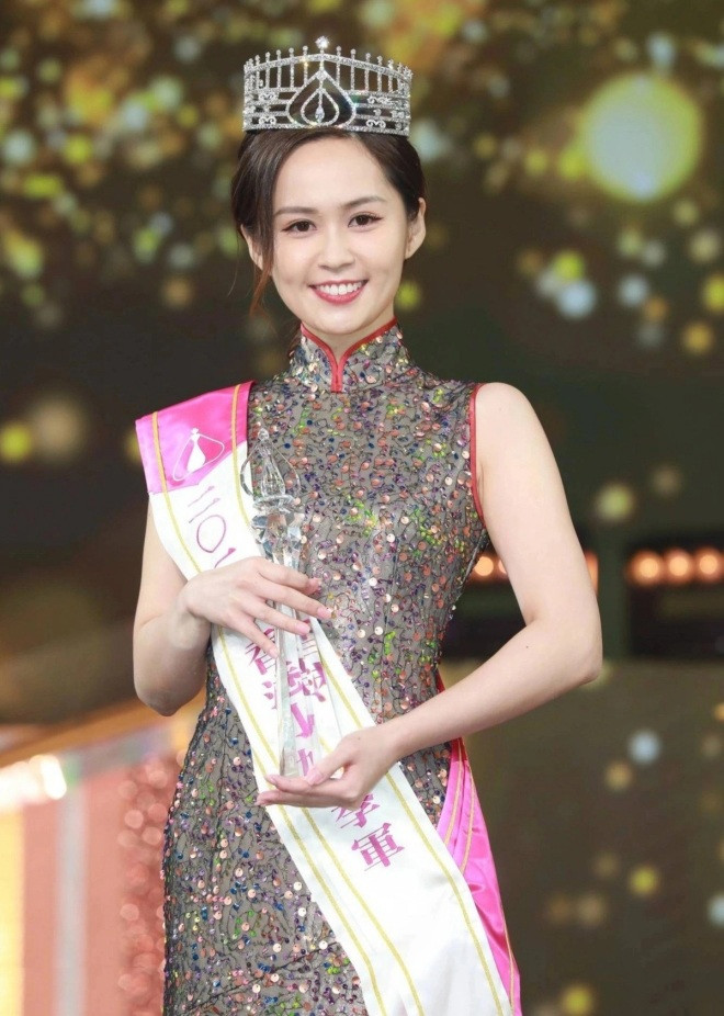 Á hậu Lương Siêu Di từng nổi tiếng với danh xưng 'con gái' tài tử Lương Triều Vỹ. 