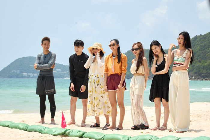 Bước sang ngày thứ 2 chinh phục Đảo Thiên Đường, dàn nam thần chính thức tiến vào vòng thi đấu thể lực. Giải thưởng cho hạng mục này chính là buổi hẹn hò riêng tư cùng người đẹp mong muốn ghép cặp. Phù hợp với tinh thần, địa điểm tranh tài được tổ chức ở bãi cát trắng cập bờ biển. 