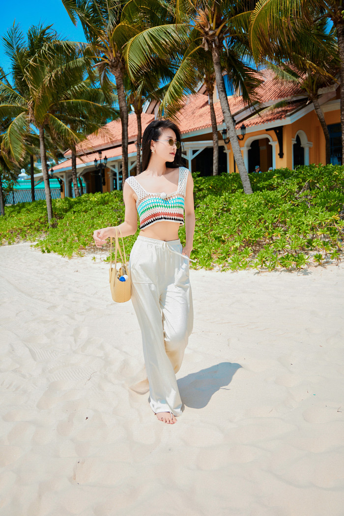 Á hậu Bùi Khánh Linh được khán giả nhắc đến nhiều sau hai tập chương trình hẹn hò Đảo Thiên Đường - Paradise Island phát sóng. Ở buổi đầu gặp gỡ, người đẹp Bắc Giang thu hút ánh nhìn bởi visual sắc sảo và đầy quyến rũ. Song song, gu ăn vận hợp xu hướng giúp tôn lên hình thể chuẩn chỉnh của cô cũng gây ấn tượng trong lòng khán giả.