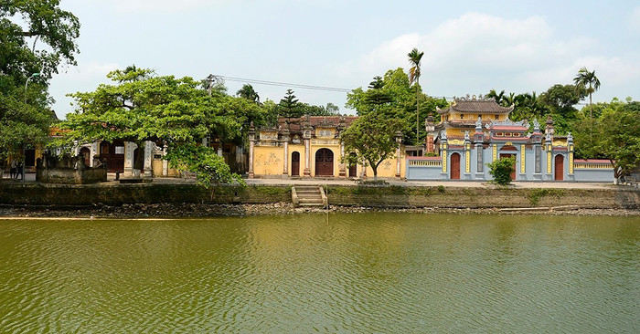 Ao chung rộng lớn ở làng Nôm